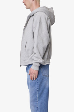SUDADERA GRUESA GRIS JASPEADA CON CAPUCHA Y CIERRE