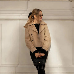 CHAQUETA CORTA VINTAGE DOBLE BOTONADURA · ELEGANCIA CONTEMPORÁNEA