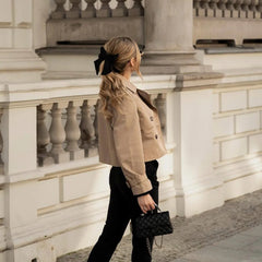 CHAQUETA CORTA VINTAGE DOBLE BOTONADURA · ELEGANCIA CONTEMPORÁNEA