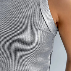 CAMISETA SIN MANGAS ESTILO MINIMALISTA · CONFORT DIARIO