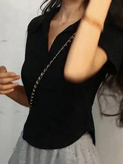CAMISETA DE MANGA CORTA CON SOLAPAS · ESTILO ELEGANTE Y MODERNO