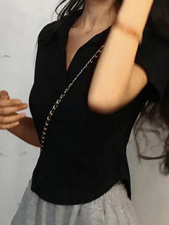 CAMISETA DE MANGA CORTA CON SOLAPAS · ESTILO ELEGANTE Y MODERNO