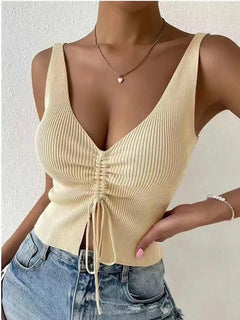 TOP CORTO ACANALADO CUELLO EN V · AJUSTE MODERNO
