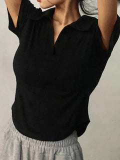 CAMISETA DE MANGA CORTA CON SOLAPAS · ESTILO ELEGANTE Y MODERNO