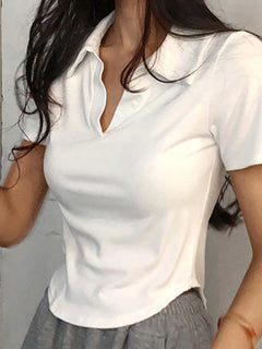 CAMISETA DE MANGA CORTA CON SOLAPAS · ESTILO ELEGANTE Y MODERNO
