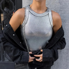 CAMISETA SIN MANGAS ESTILO MINIMALISTA · CONFORT DIARIO