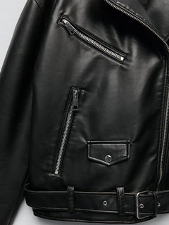 CHAQUETA MOTERA IMITACIÓN CUERO · CINTURÓN AJUSTABLE